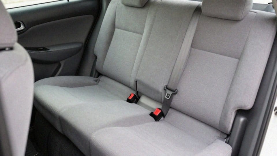 Czy umiejscowienie ISOFIX w Yaris I utrudnia montaż?