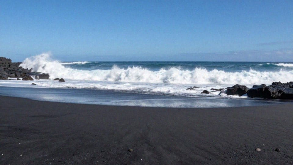 Czy kąpiel jest bezpieczna na Playa Negra de Ajuy?