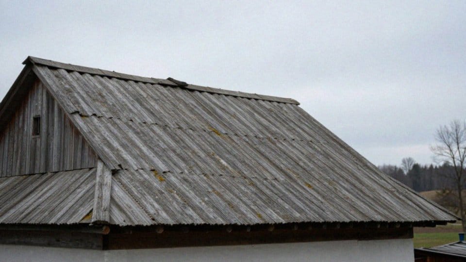 Jak azbest na dachu wpływa na zdrowie?