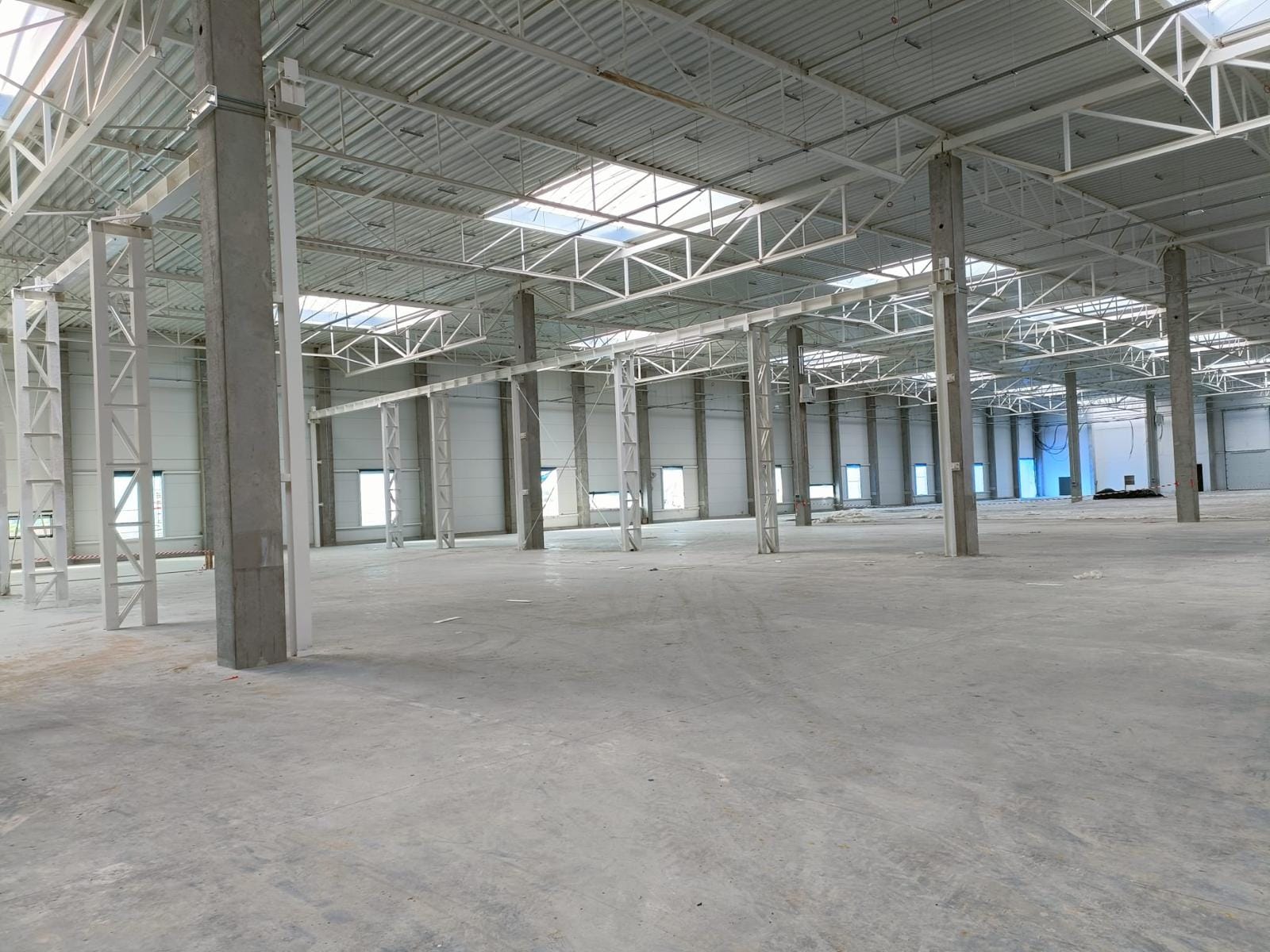 Hala stalowa dopasowana do biznesu – jak zaplanować obiekt produkcyjny lub magazynowy krok po kroku